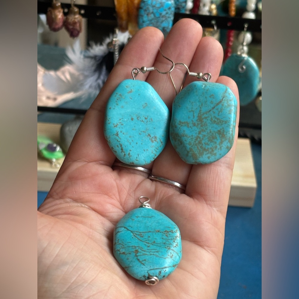 ARTISAN Hand Crafted Turquoise Colour Magnesite Stone Earrings & Pendant Set - Picture 4 of 9